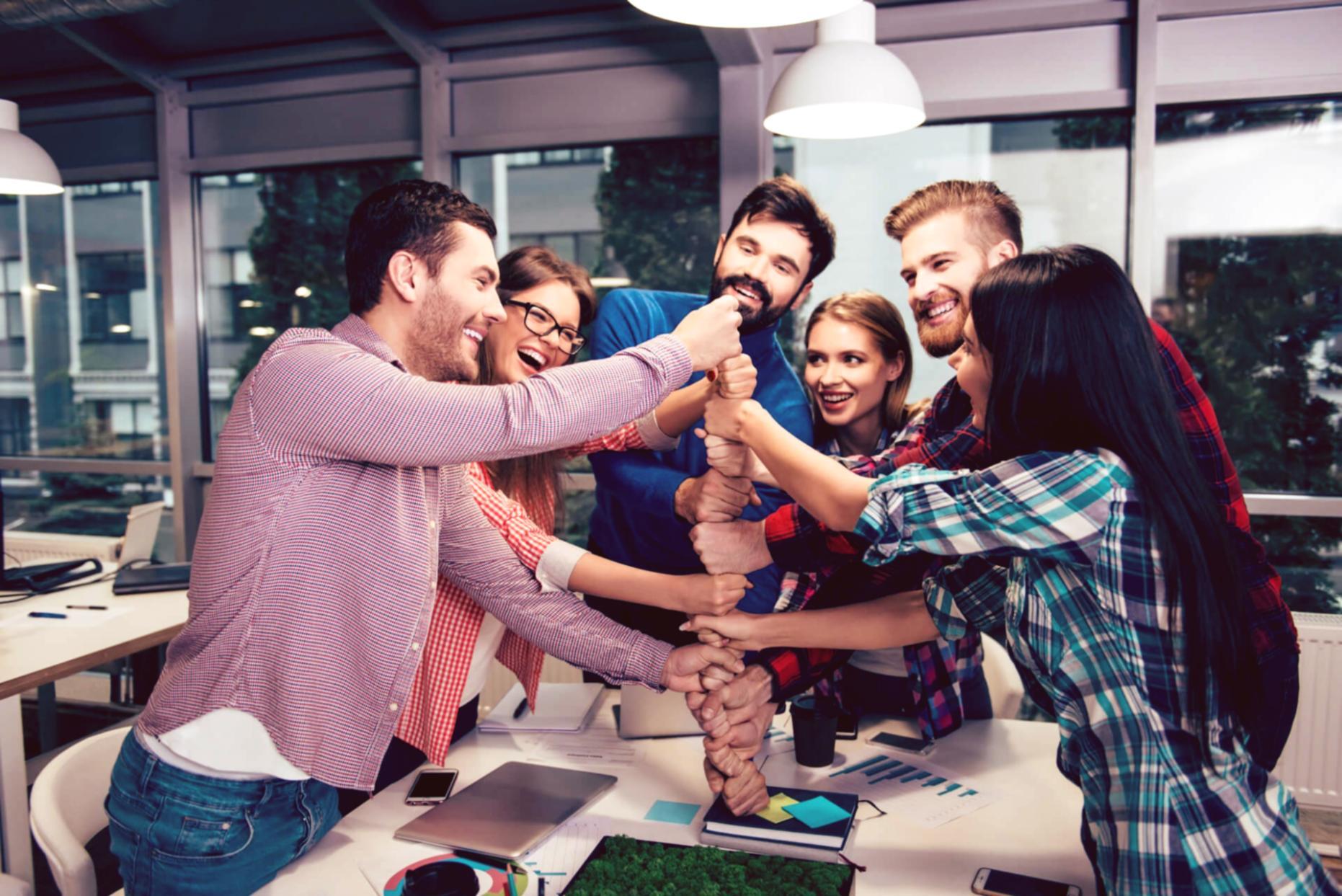 Réunion de partenaires discutant stratégies de financement participatif