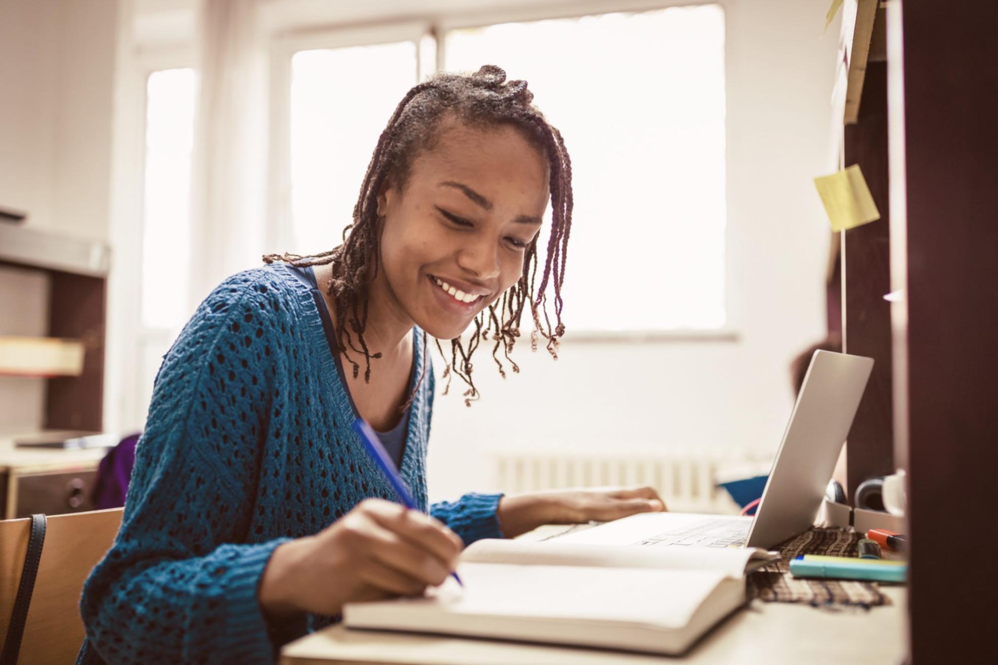 Équipe de professionnels collaborant sur projet de financement innovant